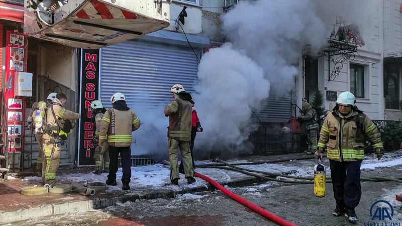 Fatih’te, çanta imalathanesinde çıkan yangın söndürüldü
