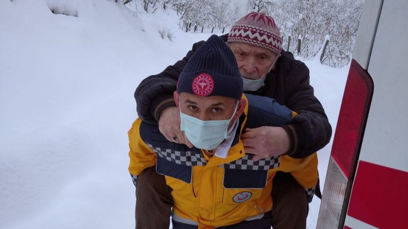 Düzce'de ambulans şoförü hastayı 500 metre sırtında taşıdı