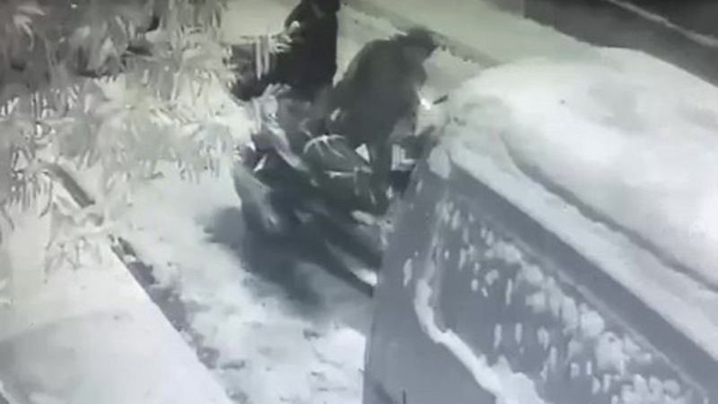 İstanbul'da önce motorun üzerindeki karı temizlediler sonra çalıp kaçtılar