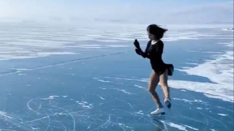 Milli sporcu İklim Şentunalı, Çıldır Gölü üstünde buz pateni yaptı