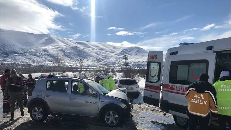 Malatya'da iki otomobil çarpıştı: 9 yaralı