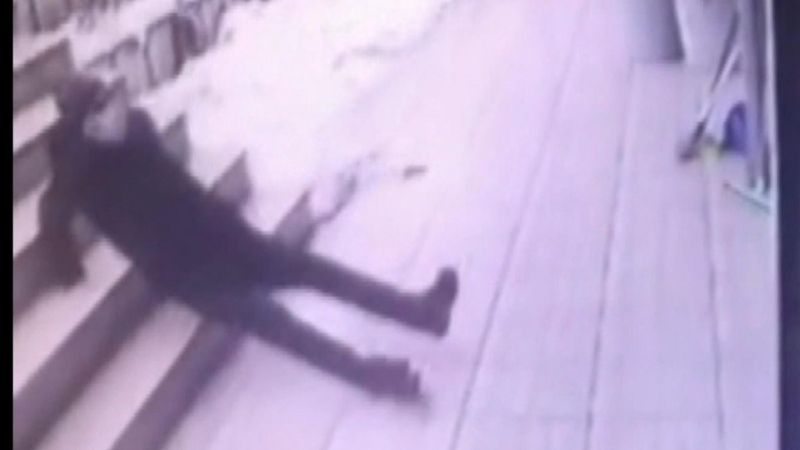 Güngören'de merdivenden düşen kişinin telefonundan duman çıktı