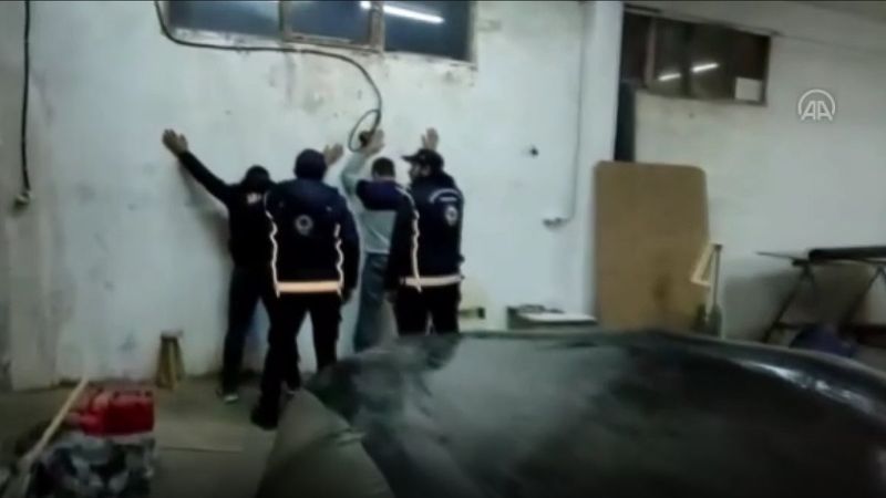 İzmir'de, göçmen kaçakçısı yara izinden yakalandı