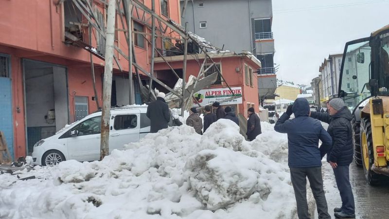 Zonguldak’ta sundurmalar, araçların üzerine düştü