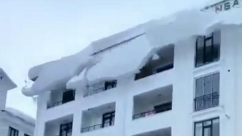 Bingöl'de çatıdan düşen kar kütleleri balkonlara zarar verdi