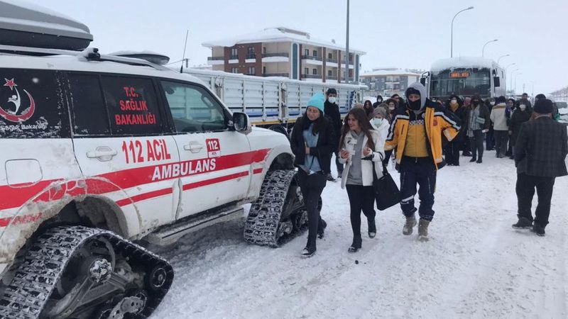 Aksaray'da öğrenciler paletli ambulansla sınava yetiştirildi