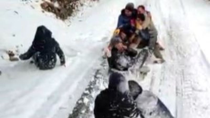 Burdurlu gençlerin traktör arkasında kar keyifi