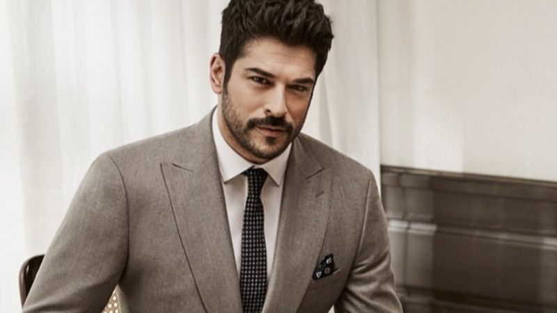 'Annesi olamaz, anca ablasıdır' denildi ama...Burak Özçivit'in annesi güzelliği ile gelinini saf dışı bıraktı