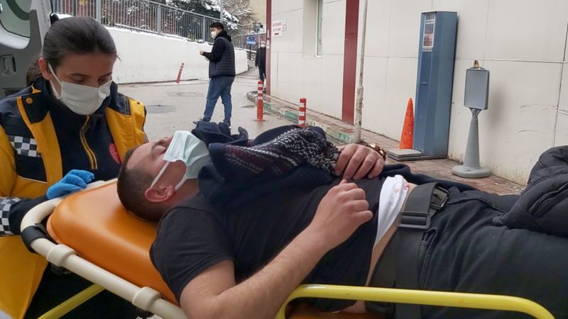 Bursa'da el salladığı kişiler tarafından bıçaklandı