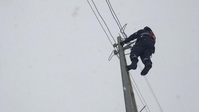Hakkari'de elektrik arıza ekipleri, kara boyun eğmedi