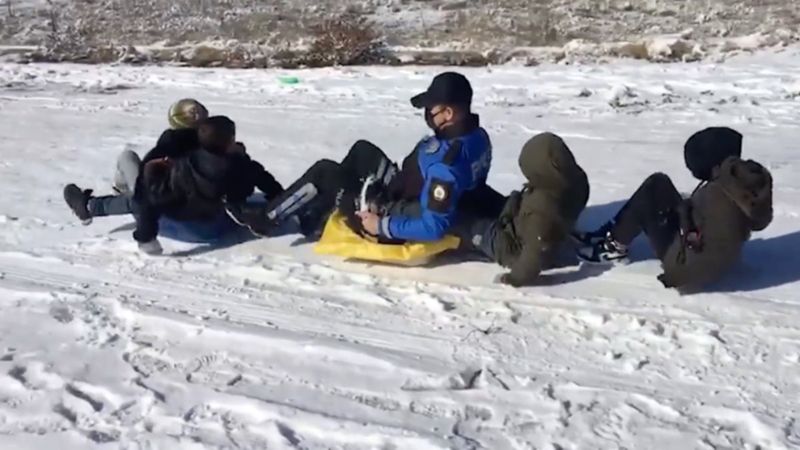 Uşak'ta polis, çocuklarla birlikte poşetle kaydı