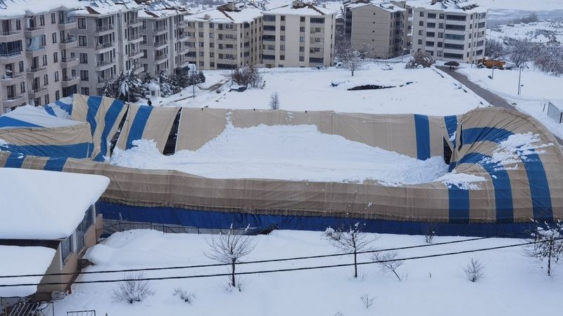 Tunceli'de biriken kar, halı sahanın çatısını çökertti