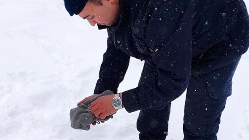 Antalya'da jandarma, donmak üzere olan kuşu beresiyle ısıttı