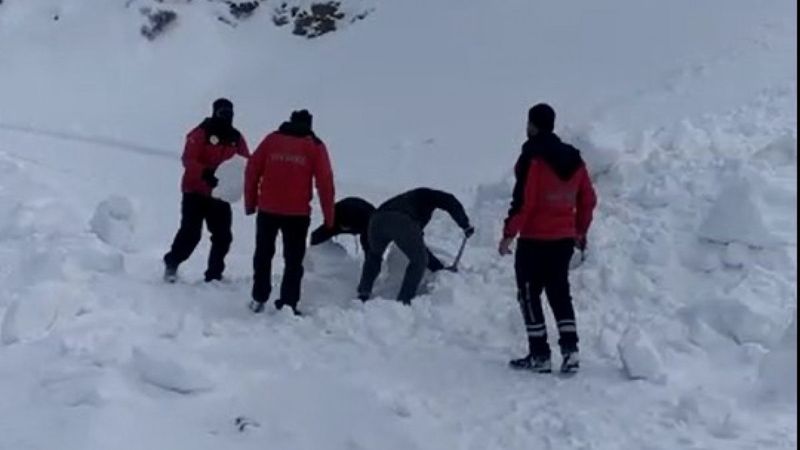 Van'da hastaya almaya giden ekiplerin kar seferberliği