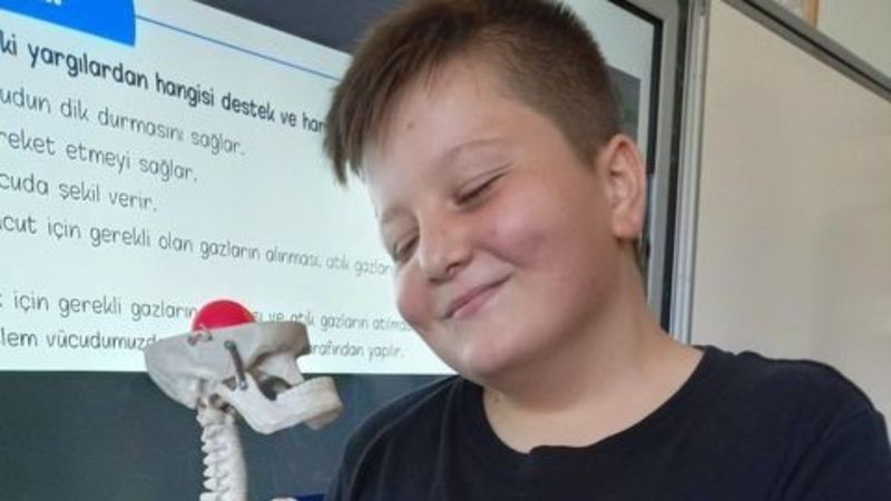 Denizli'de evinin terasında maganda kurşunun hedefi oldu