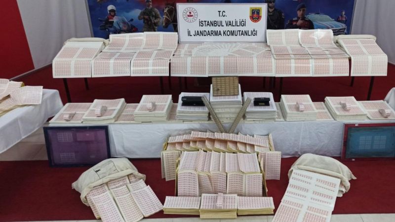 Zeytinburnu'nda sahte sigara bandrolü üreten iş yerine baskın