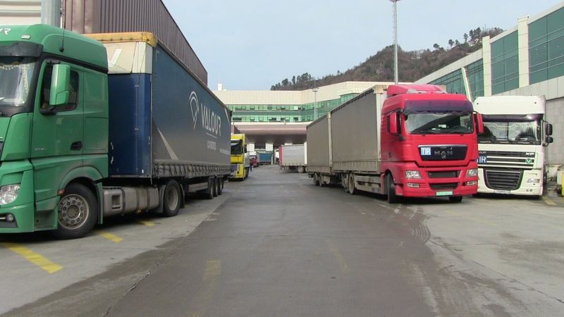 Sarp Sınır Kapısında araç geçişleri artış gösterdi