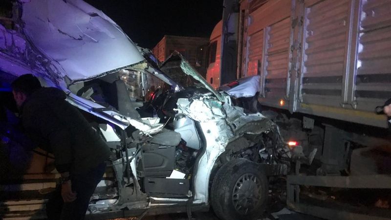 Sakarya’da panelvan araç tıra çarptı: 2 yaralı