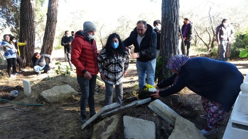 Antalya'da karnında ölen bebeğinin mezarına gelip, gözyaşı döktü