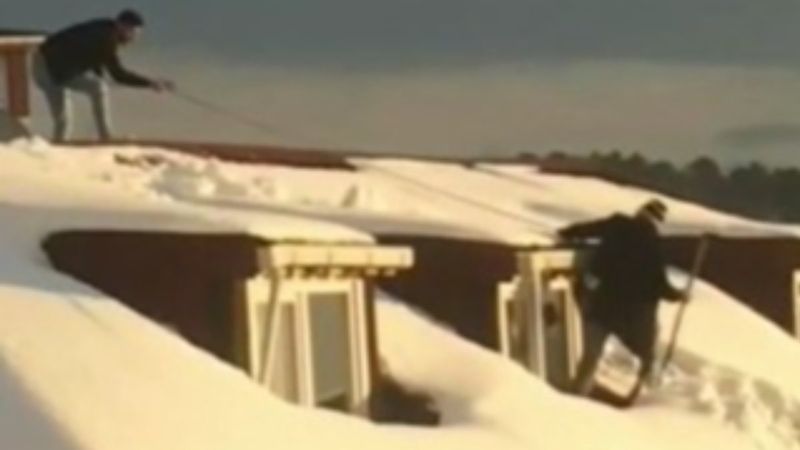 Arnavutköy'de tehlike saçan kar temizliği kamerada