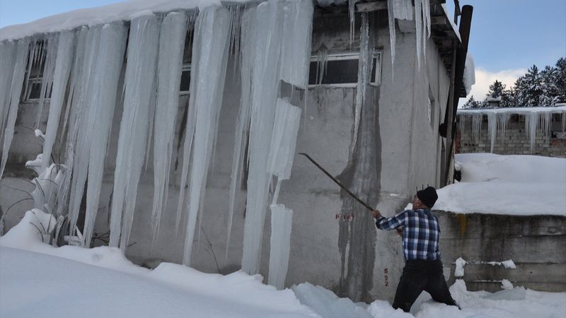 Bolu'da 3 metrelik buz sarkıtları oluştu