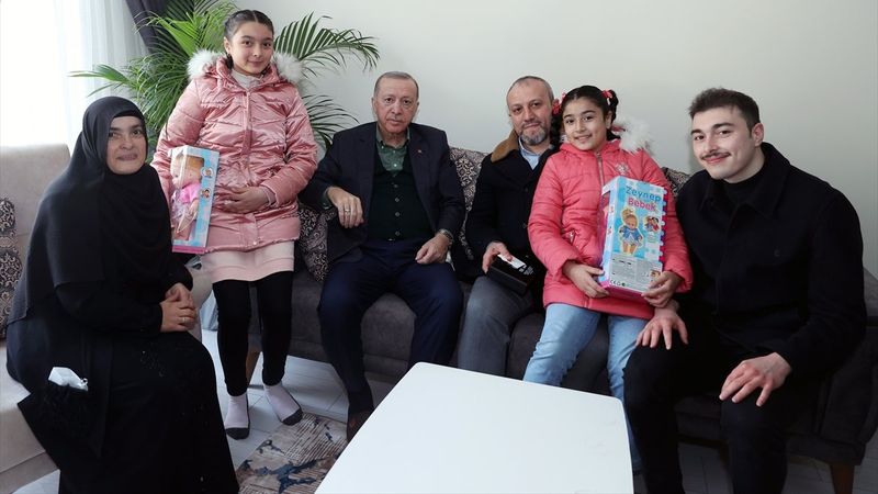 Cumhurbaşkanı Erdoğan, Giresun'da evini teslim alan aileye misafir oldu