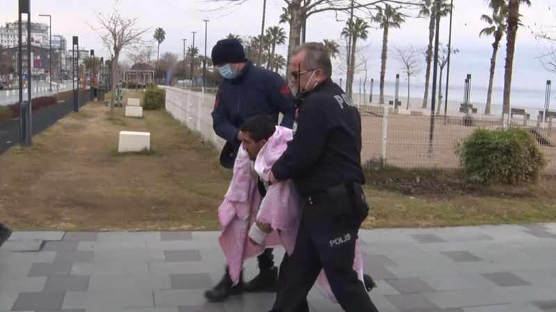 Antalya’da elbiseleriyle denize girdi, kafasını defalarca yere vurdu