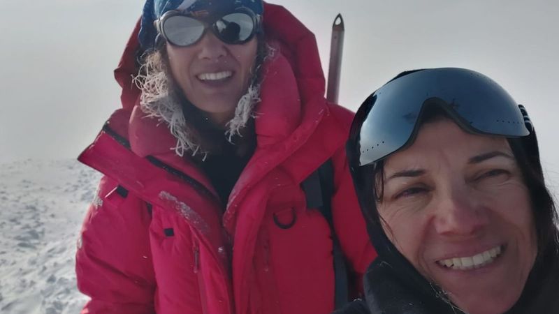 İki hemşire, eksi 40 derecede Ağrı Dağı'nın zirvesine çıktı