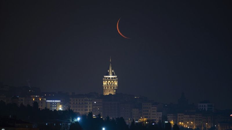 İstanbul'da hilal, Galata Kulesi'yle aynı karede