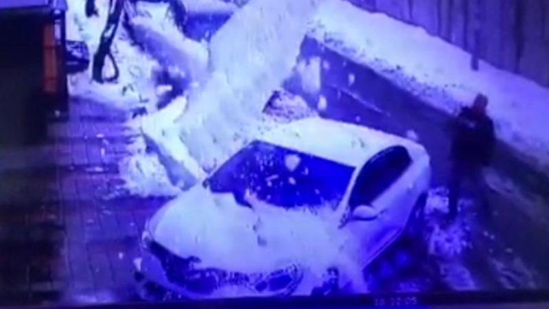 Sultangazi'de çatıdan düşen kar kütleleri kamerada