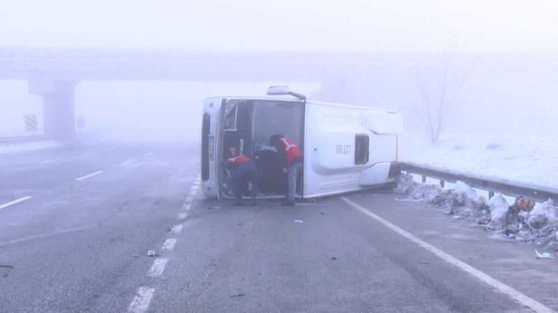 Çatalca'da polis taşıyan servis devrildi: Yaralılar var
