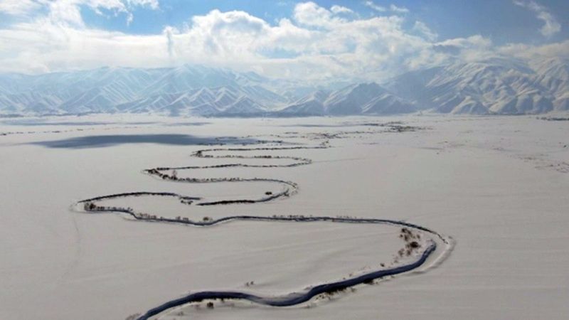 Hakkari'de menderesler, karlı manzarasıyla büyüledi