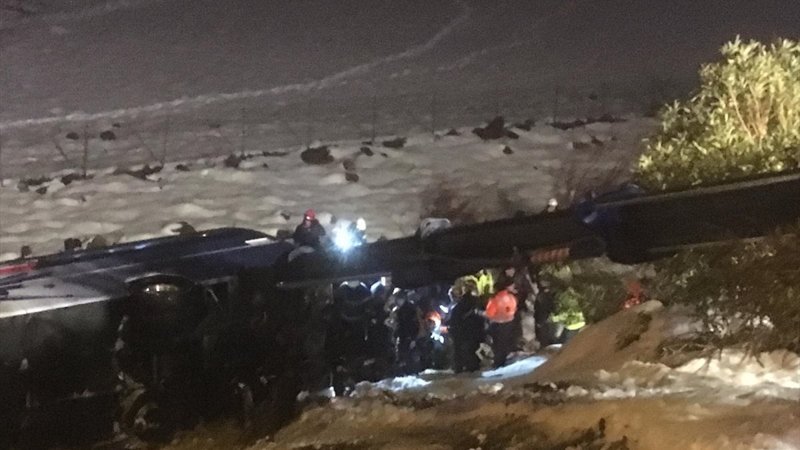 TAG otoyolunda yolcu otobüsü şarampole yuvarlandı: 28 yaralı