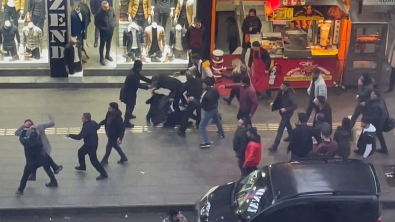 Diyarbakır'da sokak ortasında yumruk yumruğa kavga