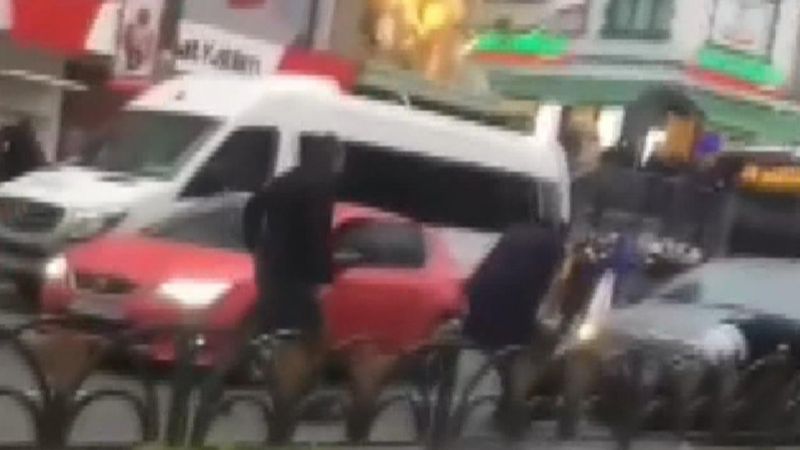 Fatih’te, tekmeli yumruklu yol verme kavgası kamerada