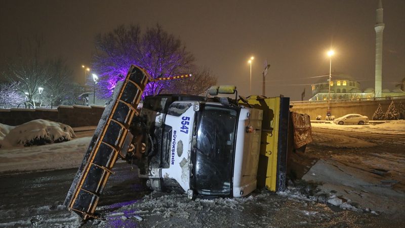 Ankara'da kar küreme ve tuzlama aracı devrildi