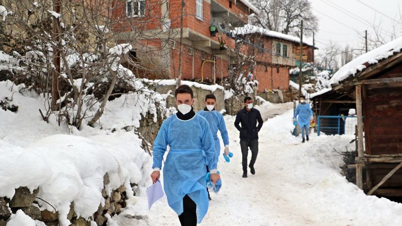 Karlı yolları aşan Samsunlu ekipler aşı mesaisinde