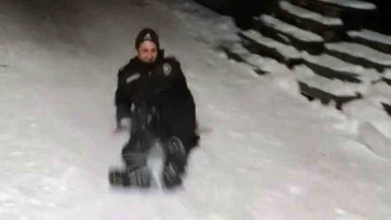 Sakarya'da yüksek ses ihbarına giden bekçiler, çocuklarla karda kaydı