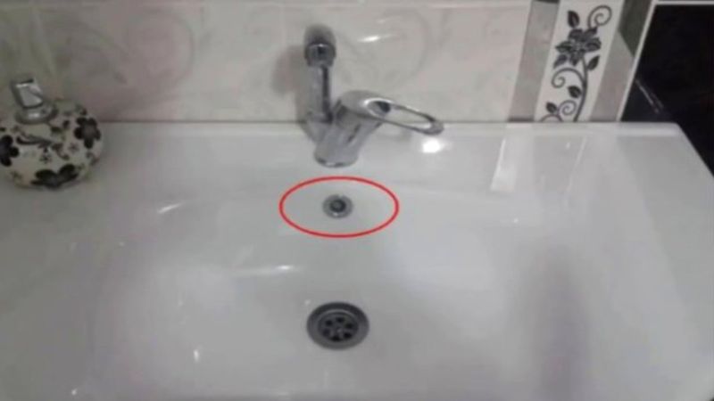 Açıklıyoruz: Lavabolardaki küçük delik neden var