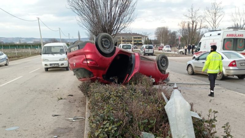 Bursa'da takla atan otomobil refüjde ters döndü