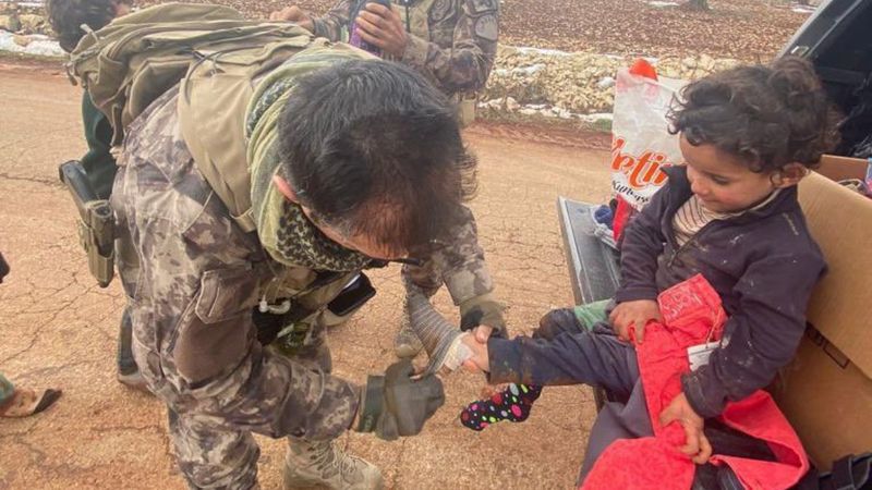 Türk polisi, Suriye'de üşüyen çocukları giydirdi