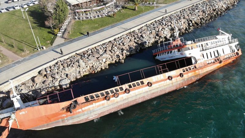 Maltepe'de yan yatan gemi, çocukların oyun alanı oldu