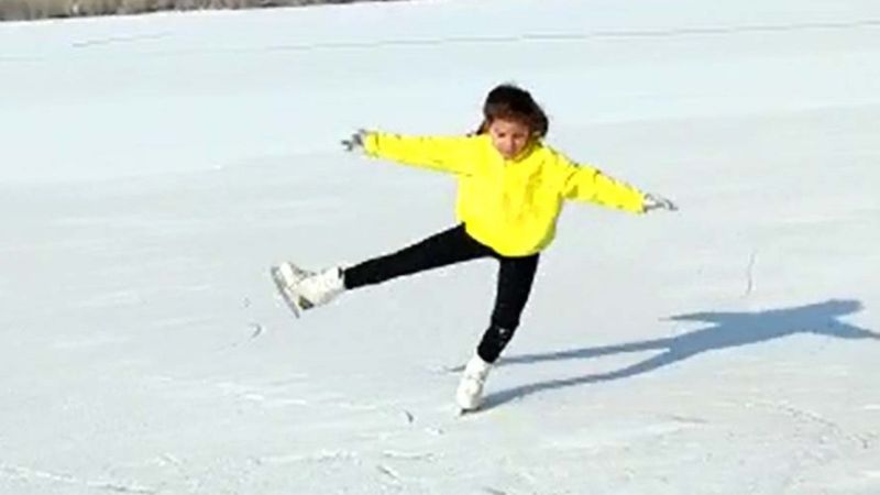 Ankara'da 6 yaşındaki çocuk Eymir Gölü'nde paten yaptı