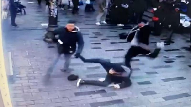 Taksim'de parfüm satıcısı turistin kafasında şişe parçaladı