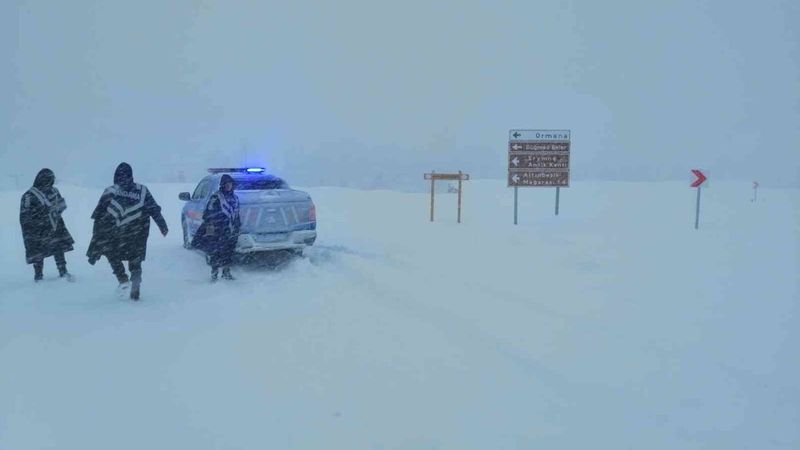 Antalya'da jandarma ekipleri kar yağışıyla mücadele ediyor