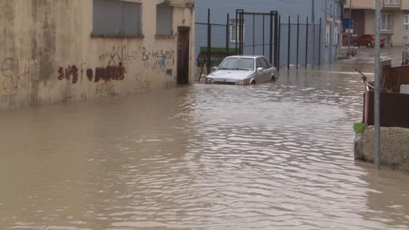 Büyükçekmece’de rögarlar taştı, yollar göle döndü