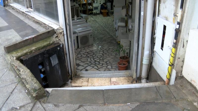 Bağcılar’da sayaçları çalınan iş yerini su bastı