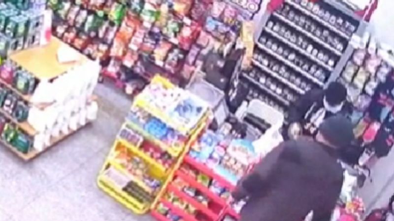 Sultangazi'de çaldığı kredi kartlarıyla alışveriş yaptı