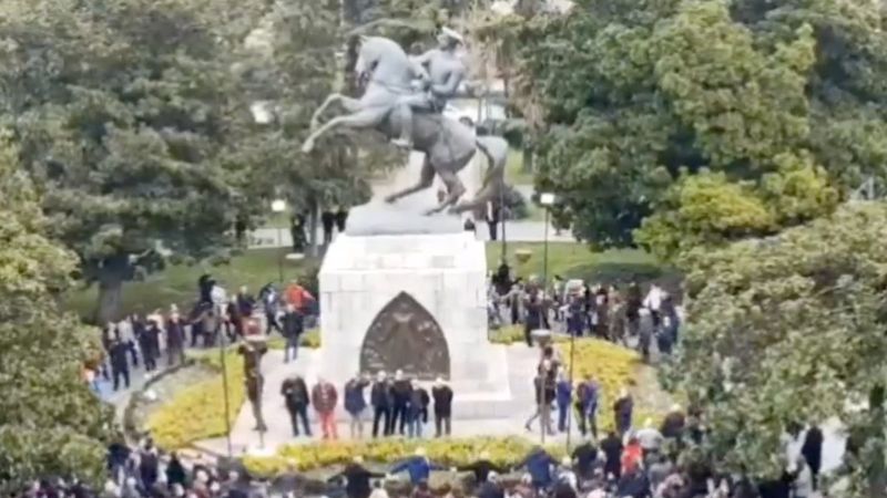 Samsun'daki Atatürk Anıtı'na gidenler, heykel etrafında döndü