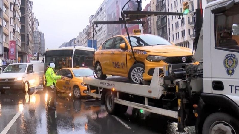 Şişli'de trafik kazası: Taksiler birbirine girdi